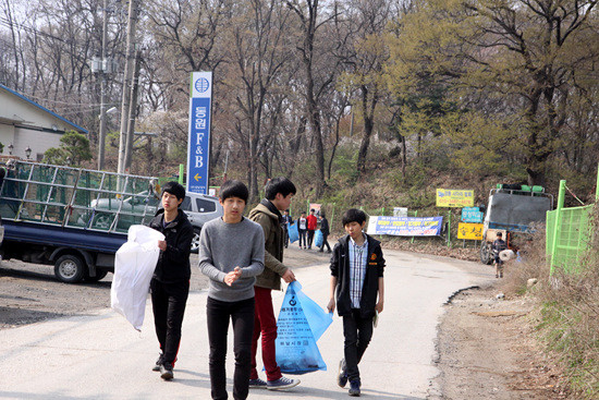 909fae0a4ff26c9bf956e2d0c16e6b875695e574