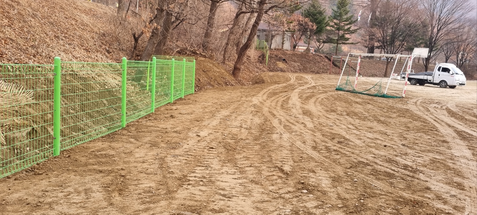 학교 운동장 펜스 설치 및 교내 도로 정비